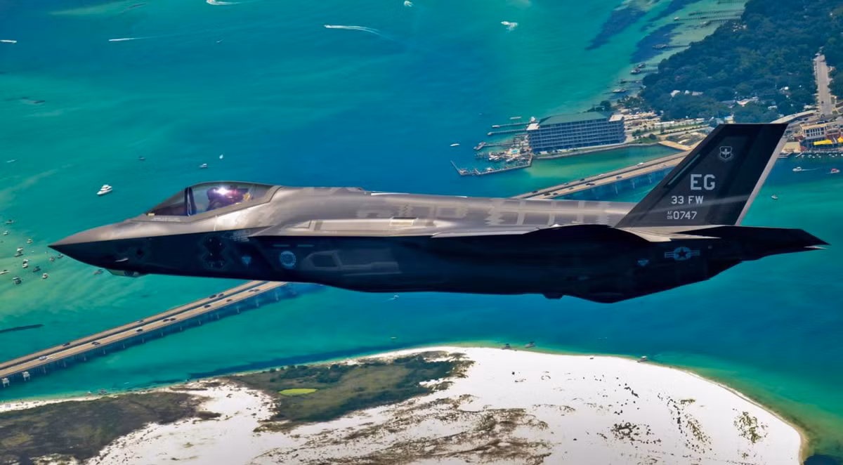 Anh từng là khách hàng lớn nhất ngoài Mỹ mua tiêm kích F-35 với đơn đặt hàng 138 chiếc bao gồm tất cả các phiên bản. Quốc gia này cũng là khách hàng duy nhất mua biến thể cất cánh ngắn và hạ cánh thẳng đứng F-35B với giá thành và chi phí vận hành, duy tu-bảo dưỡng đắt nhất trong tất cả các phiên bản.