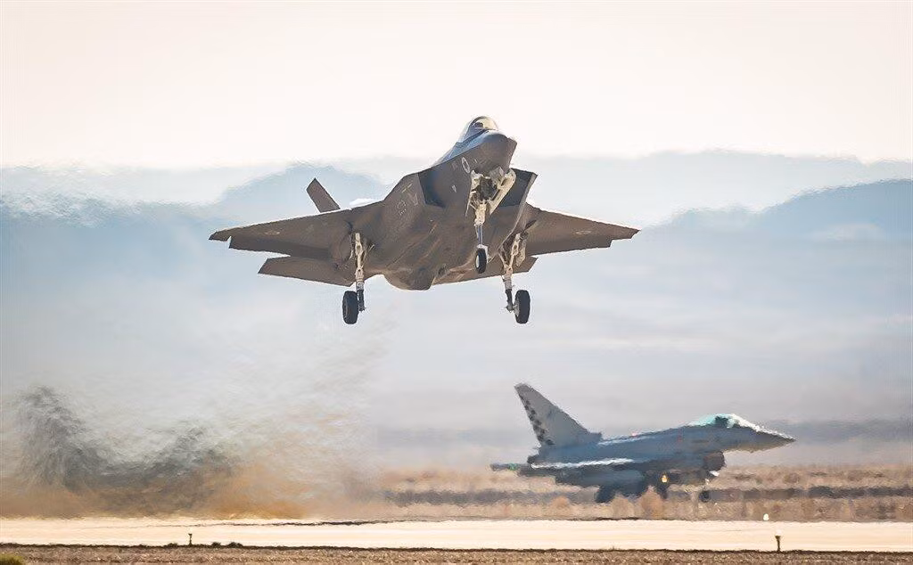 Nếu số lượng F-35 thực sự bị cắt giảm, nhiều khả năng hải quân hoàng gia Anh cũng sẽ cho Mỹ thuê một trong hai tàu sân bay lớp Elizabeth của mình.