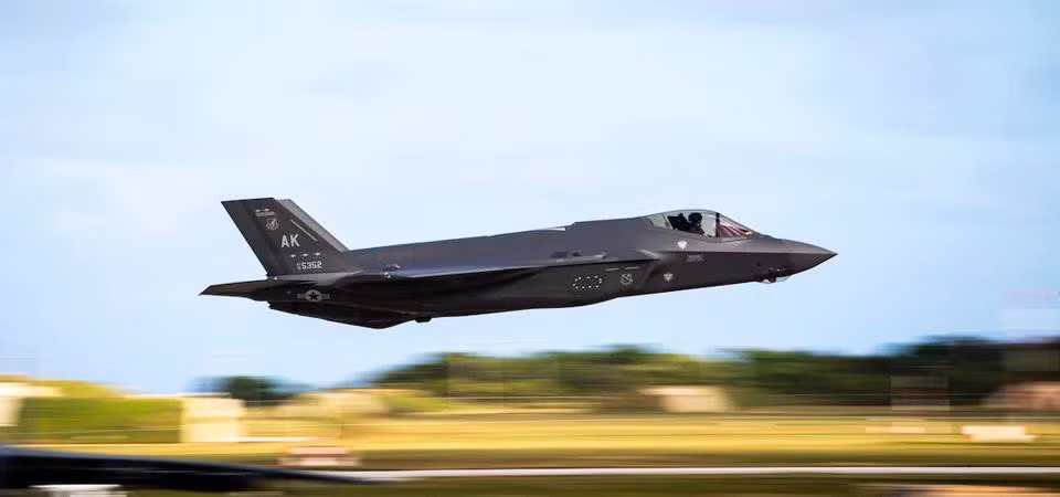 Theo tờ Sunday Times, quy mô dự kiến phi đội F-35 của Anh có thể bị cắt giảm từ 138 chiếc xuống còn 48 chiếc. Trước đó, Tạp chí quốc phòng Anh từng dự báo số lượng có thể bị cắt giảm 50%.