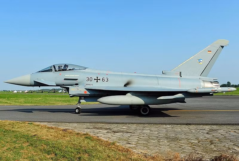 Kiểu thiết kế của Typhoon giúp nó có thể bay được với tốc độ tối đa lên tới Mach 2.35 khi ở độ cao 11.000 mét trở lên. Đâu là tốc độ bay rất đáng nể, kể cả khi so với các loại tiêm kích Mỹ đồng hạng cân.