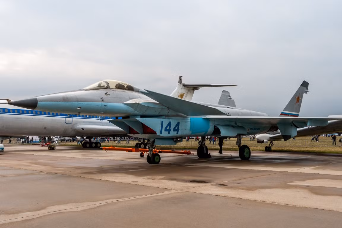 Chiến đấu cơ MiG 1.44 dù chỉ là phi cơ thử nghiệm, nhưng cũng đã hội tụ đầy đủ những công nghệ hiện đại nhất thập niên 90. Loại phi cơ này được thiết kế để đáp ứng các yêu cầu tàng hình như phi cơ thế hệ 5, kèm theo đó là kiểu dáng khí động học mang tính cách mạng và khả năng cơ động cực cao.