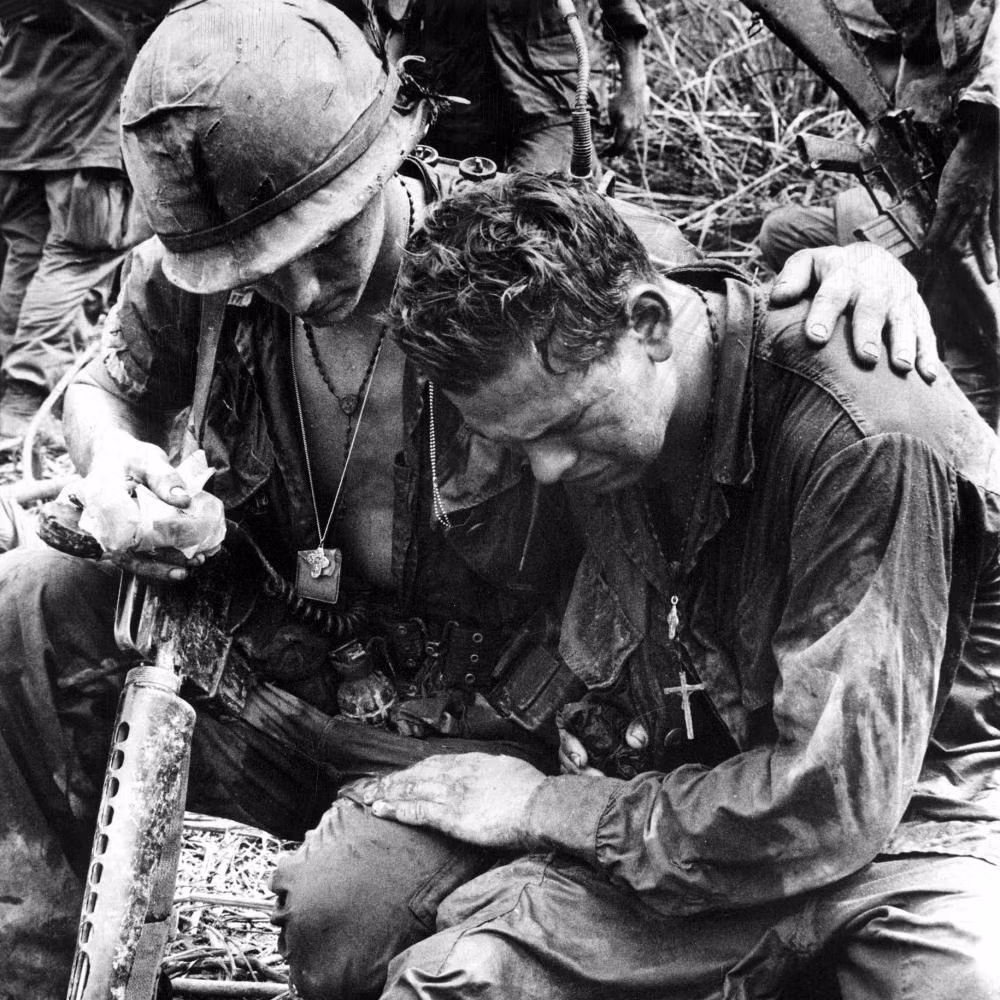 Theo luật pháp Mỹ thời bấy giờ, mọi binh lính tham gia nghĩa vụ quân sự sẽ phải phục vụ tối thiểu 2 năm, một vài ngoại lệ như trong lực lượng không quân hoặc hải quân, thời gian phục dịch có thể kéo dài hơn hoặc ngắn hơn một vài tháng.