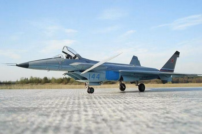 Mặc dù vậy, cũng có ý kiến cho rằng kỳ vọng của Nga đặt vào MiG-41 đang vượt quá khả năng thực tế của họ, nhất là khi nhìn vào quá trình hoàn thiện chiếc tiêm kích Su-57 thế hệ năm hiện vẫn còn rất chật vật.