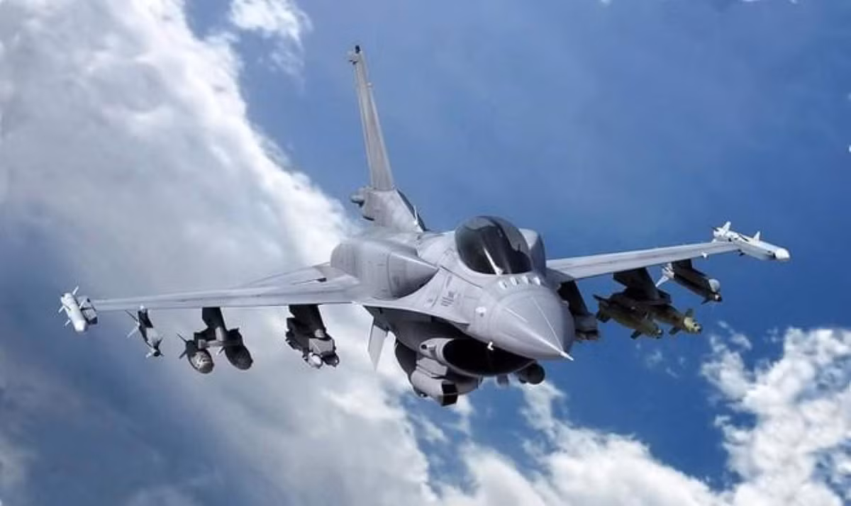 Việc trang bị các thùng dầu phụ này tuy có làm cho ngoại hình của chiến đấu cơ F-16 Block 70/72 có phần khác lạ, nhưng nó lại giúp cho những chiến đấu cơ này tăng phạm vi tác chiến, vốn là điểm yếu cố hữu của máy bay F-16.