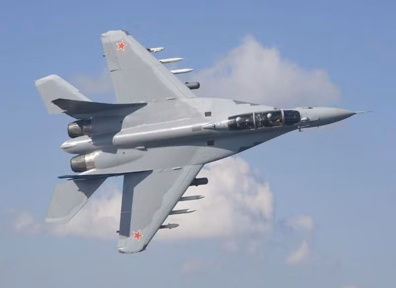 Tiêm kích MiG-35 được trang bị động cơ mới có khả năng kiểm soát luồng phụt 3 chiều với lực đẩy tăng lên, đi kèm hệ thống tiếp nhiên liệu trên không và có khả năng tự thực hiện vai trò của một máy bay tiếp dầu.
