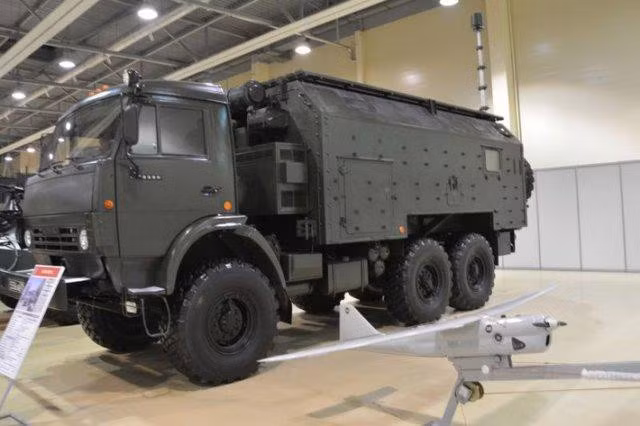 Tờ Sankei Shimbun của Nhật Bản nói thêm: “Trong biên chế của Sư đoàn 18 đóng quân trên đảo Iturup và Kunashir, các hệ thống tác chiến điện tử thế hệ mới nhất Leer-3 đã đảm nhận nhiệm vụ chiến đấu".