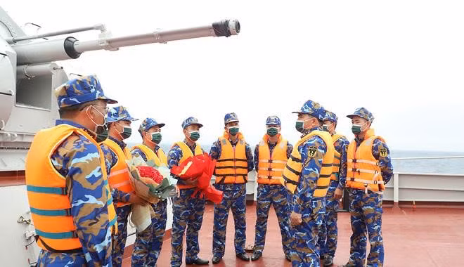 Để bắn trúng mục tiêu, pháo và radar phải phối hợp đồng bộ tốt, người điều khiển radar bắt bám và khóa mục tiêu, trong khi kíp trắc thủ phải nắm bắt đúng thời điểm để khai hỏa.