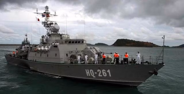 Pháo hạm AK-176 do TSNII Burevestnik thiết kế năm 1971, bắt đầu được sản xuất hàng loạt từ năm 1977 bởi nhà máy chế tạo máy Gorky.