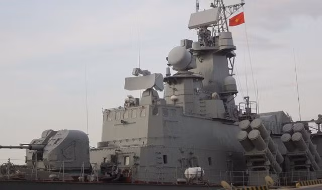 Hệ thống kiểm soát hỏa lực của AK-176 có tầm trinh sát 45km trong điều kiện không bị gây nhiễu và 30km nếu bị gây nhiễu.