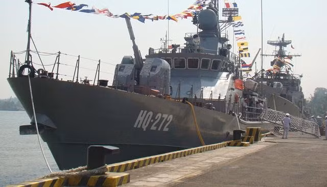 Thậm chí nếu nguồn điện cũng bị hỏng, AK-176 vẫn có khả năng khai hỏa thủ công. Đạn pháo cỡ 76,2mm với sơ tốc đầu nòng đạt 980 m/s.