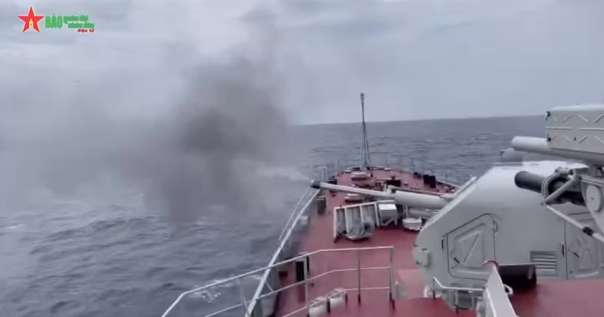 Càng vui mừng hơn khi được biết bắn pháo hạm AK-176 là nội dung khó nhất trong số 5 nội dung thi đấu của môn "Cúp biển".