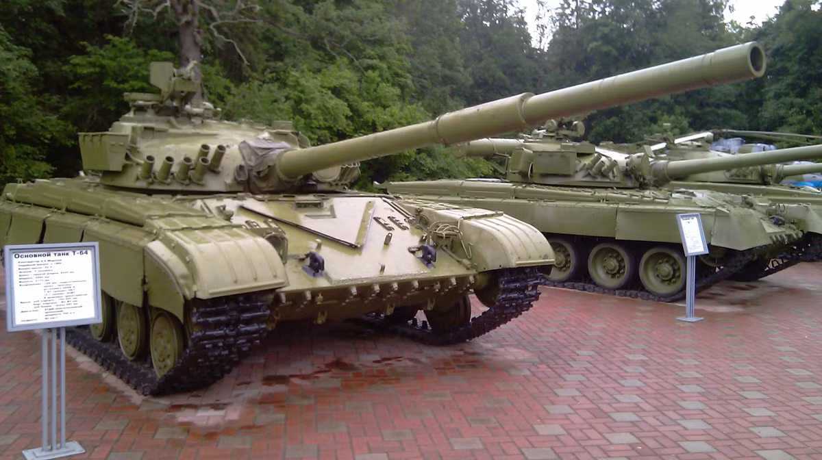 T-64 cũng có khả năng lội nước sâu tới 5m với khí tài ống thông khí hỗ trợ. Sau khi Liên Xô tan rã, xe tăng T-64 được chia cho các nước cộng hòa - hai quốc gia chiếm nhiều nhất là Liên bang Nga (đến 4.000 chiếc) và Ukraine (2.345 chiếc).
