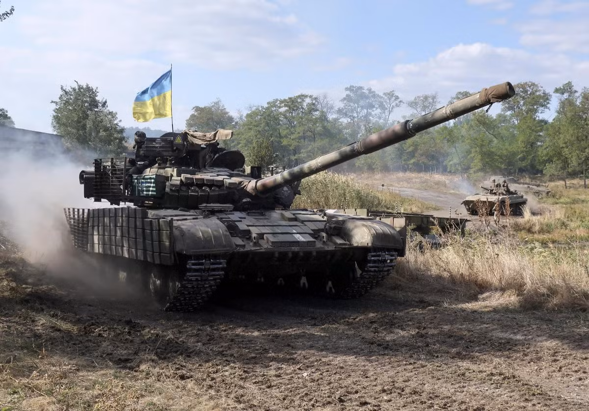 T-64 đóng vai trò chủ lực trong lực lượng tăng thiết giáp Ukraine. Do các nhà máy sản xuất T-64 nằm trên đất Ukraine, nên Kiev có thể liên tục nâng cấp chúng lên chuẩn BV1 và BM Bulat.