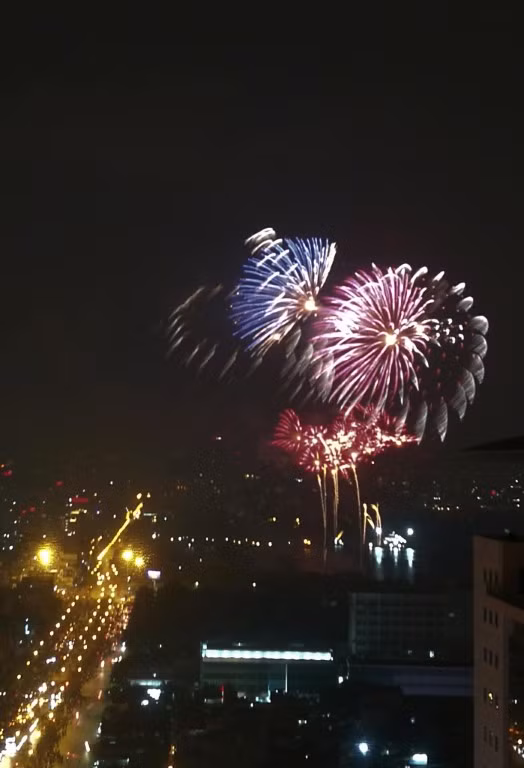 Để đảm bảo yêu cầu phòng chống dịch COVID-19, mọi ngả đường đến Công viên Thống Nhất cũng đã được cơ quan chức năng rào chắn lại, người dân chỉ có thể theo dõi từ xa.