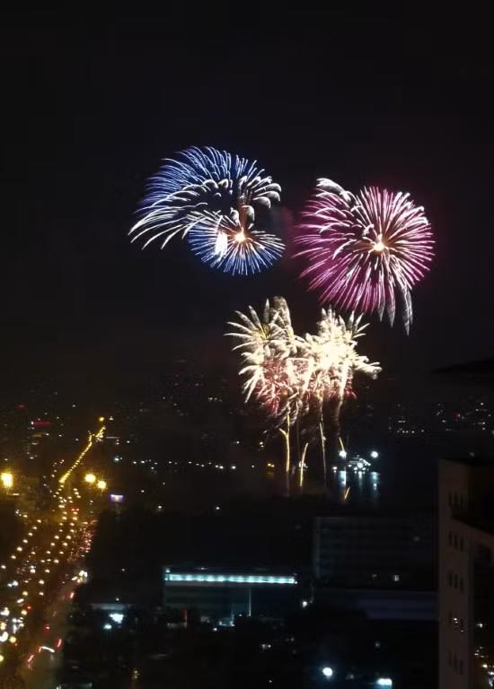Với nhiều người, đây là cái Tết đầu tiên xa gia đình; tuy nhiên với nhiều người khác, đây cũng là cơ hội để đón một cái Tết trọn vẹn bên gia đình.