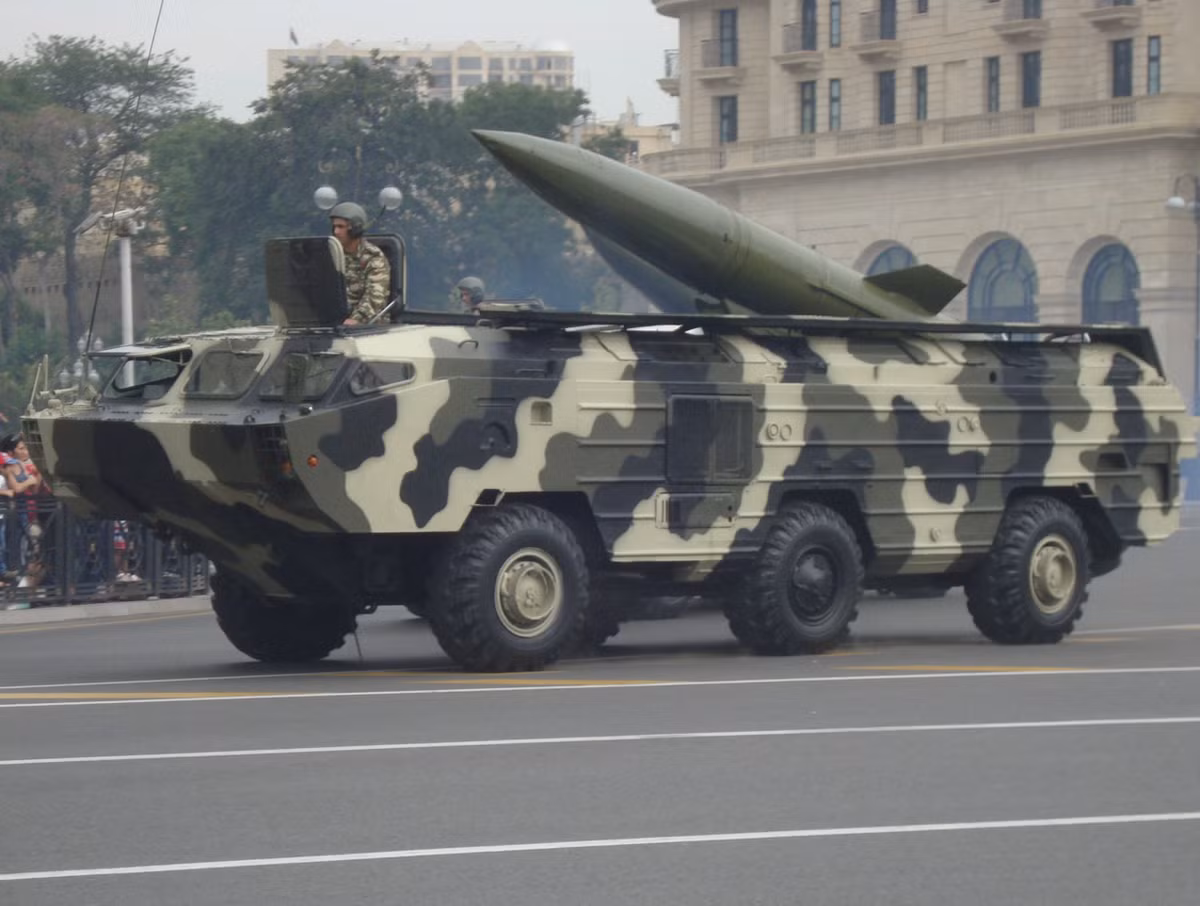 Tới nay, tên lửa Tochka đã có ba phiên bản chính, trong đó phiên bản A có trọng lượng 2 tấn, tầm bắn 70 km, phiên bản B nặng 2,01 tấn, tầm bắn tối đa 120 km.