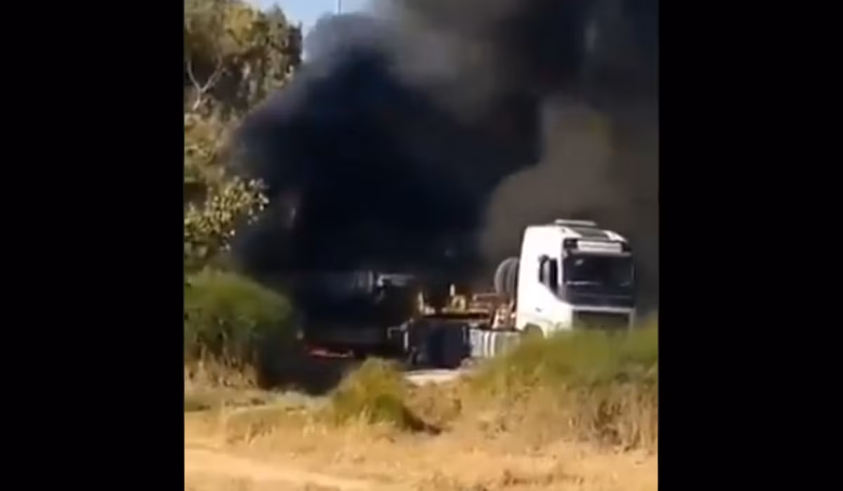 Có vẻ như chiếc Merkava này đang được vận chuyển tới điểm nóng giao tranh giữa Israel và Palestine, không rõ số phận của kíp lái cũng như của người tài xế điều khiển chiếc xe đầu kéo.