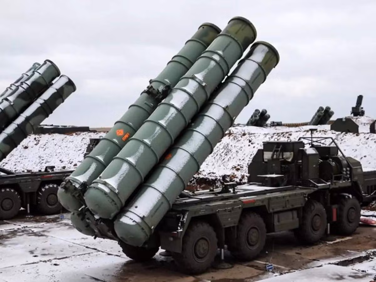 “S-550 là một hệ thống bí mật, vì vậy chúng tôi chưa có bất kỳ thông tin chi tiết nào về các đặc tính kỹ chiến thuật của nó. Tôi nghĩ rằng tổ hợp đã vượt qua các bài kiểm tra trạng thái tối thiểu, và ngay lập tức được tung vào trận chiến".