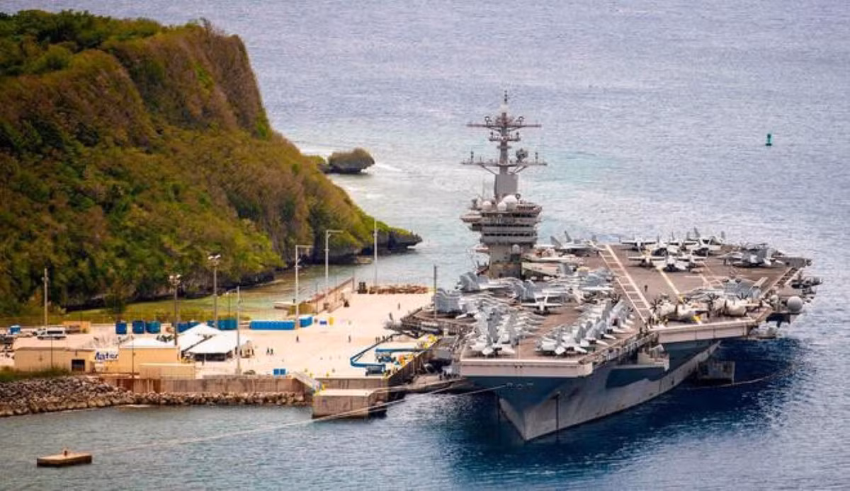 Tàu sân bay lớp Nimitz có thể mang theo tới 90 máy bay các loại tạo nên sức mạnh bằng không quân một quốc gia tầm trung.