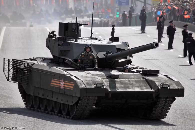 Trong vài năm qua, Nga đã dồn ngân sách để hiện đại hóa xe tăng chủ lực, coi các đơn vị thiết giáp là cơ sở xung kích của lực lượng mặt đất. Ngoài việc phát triển dòng T-14 Armata, Nga cũng đang tích cực hiện đại hóa các chiến xa từ thời Liên Xô.