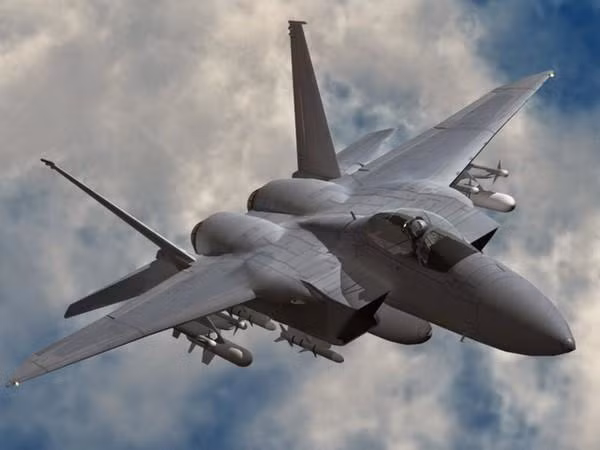 Mặc dù vậy trước sự tự tin từ phía Nga, nhiều chuyên gia quân sự phương Tây cho rằng Su-30SM2 Super Sukhoi vẫn còn có khoảng cách nhất định so với F-15SE Silent Eagle thuộc thế hệ 4,5 do Mỹ chế tạo và càng thua kém khi đặt cạnh F-15EX.