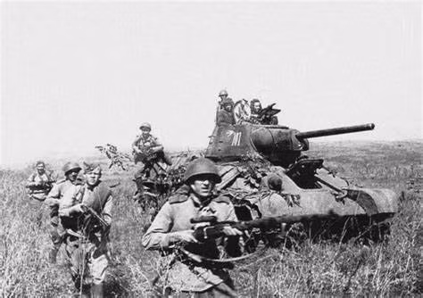 Tuy vậy, sự đánh đổi kể trên đã khiến cho quy trình sản xuất xe tăng T-34 được rút ngắn xuống rất nhiều lần, bản thân xe tăng T-34 có thể được sản xuất được ở mọi nhà máy sản xuất máy cày của Liên Xô. Nguồn ảnh: Thearchive.