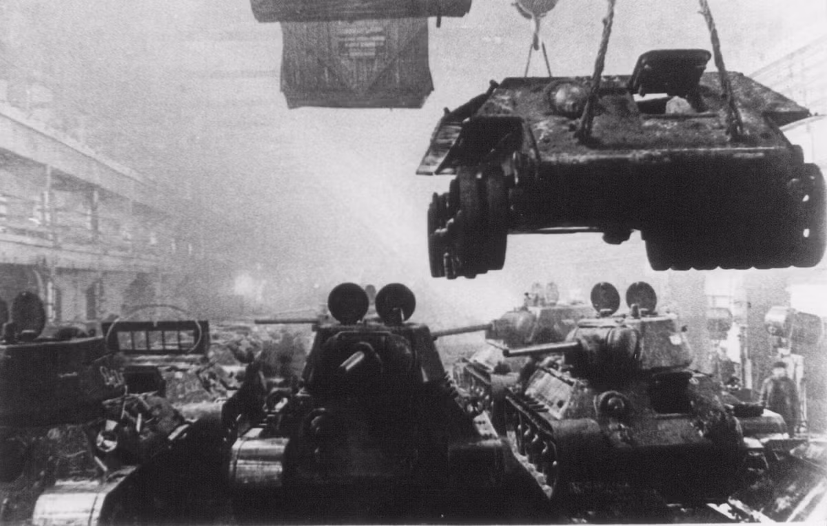 Có thể hiểu đơn giản, Hồng quân Liên Xô vào thời điểm này chỉ cần xe tăng T-34 có thể chạy được và bắn được, mọi yếu tố khác đều bị gạt qua một bên. Nguồn ảnh: Thearchive.