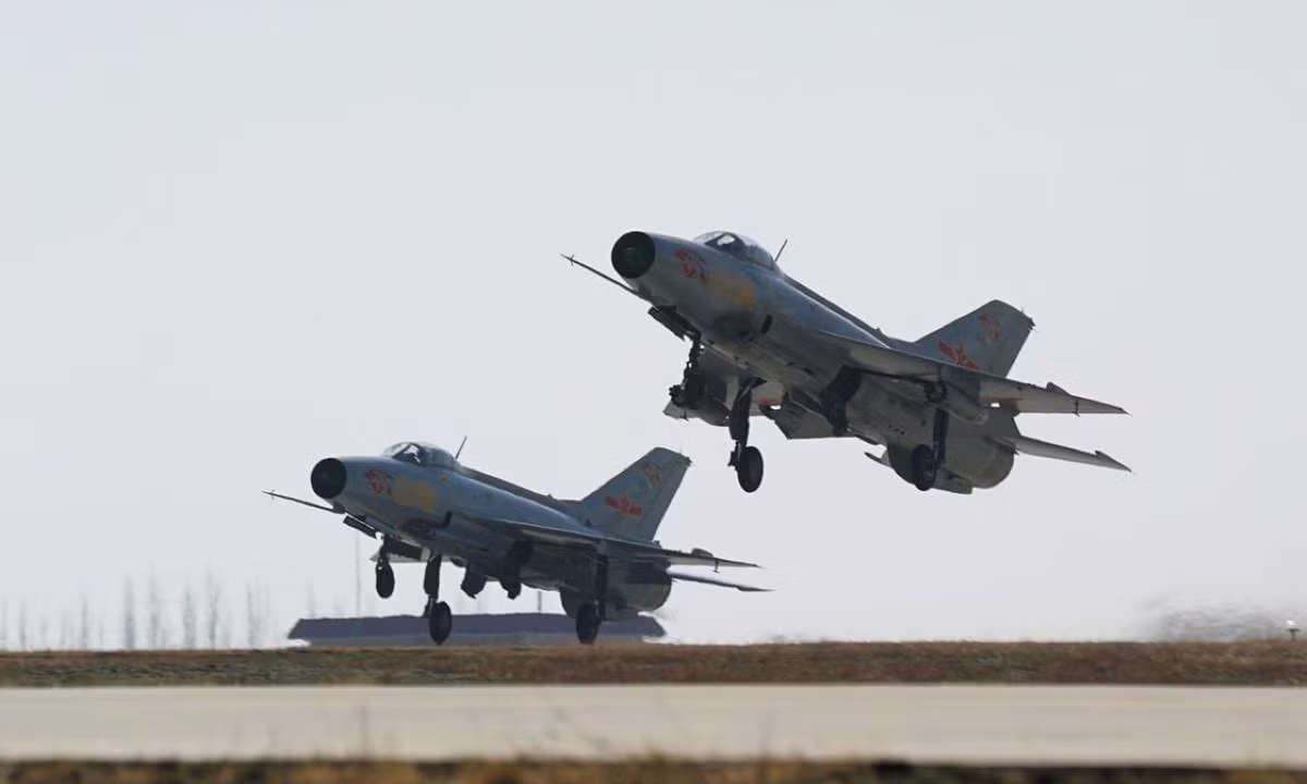Tuy được đánh giá là bản sao thành công từ MiG-21, nhưng theo thời gian chiến đấu cơ J-7 dần lạc hậu và hoạt động kém hiệu quả vì vậy liên tiếp các vụ tai nạn khiến sự an toàn của loại máy bay này đang ở mức báo động.