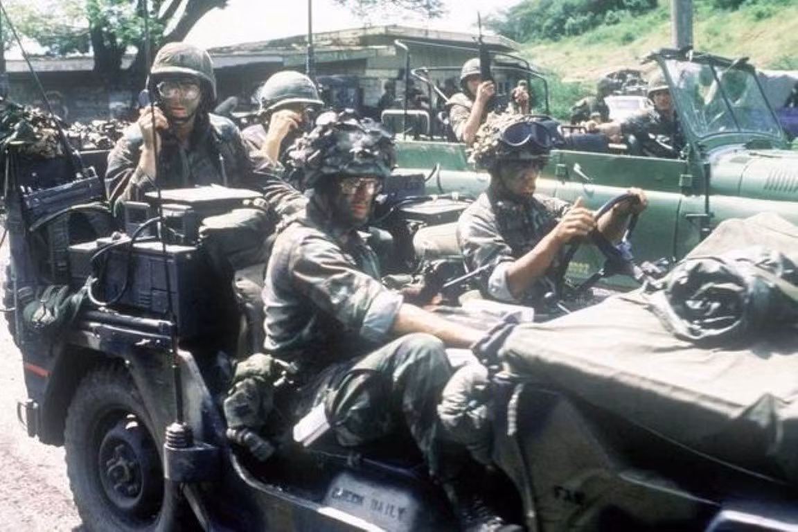 Cuối năm 1983, đảo quốc thuộc Caribbean là Granada chứng kiến một cuộc đảo chính đẫm máu. Lo ngại công dân Mỹ và lợi ích Mỹ bị ảnh hưởng, Tổng thống Reagan đã phát động chiến dịch Urgent Fury để xâm lược quốc gia này.