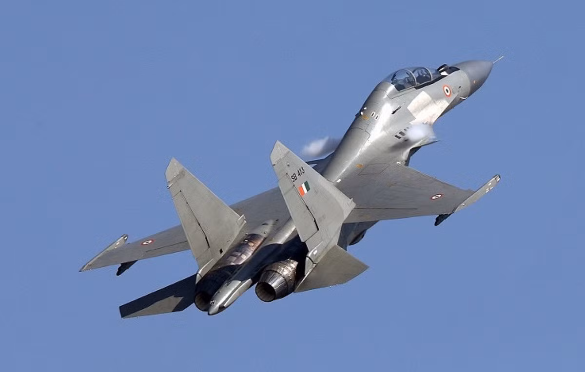Các phiên bản khác của tiêm kích Su-30, ví dụ như phiên bản Su-30MK2 mà Việt Nam đang sở hữu, được cho là cũng có khả năng mang vũ khí, tương đương với phiên bản Su-30MKI của Ấn Độ hiện nay. Nguồn ảnh: Pinterest.