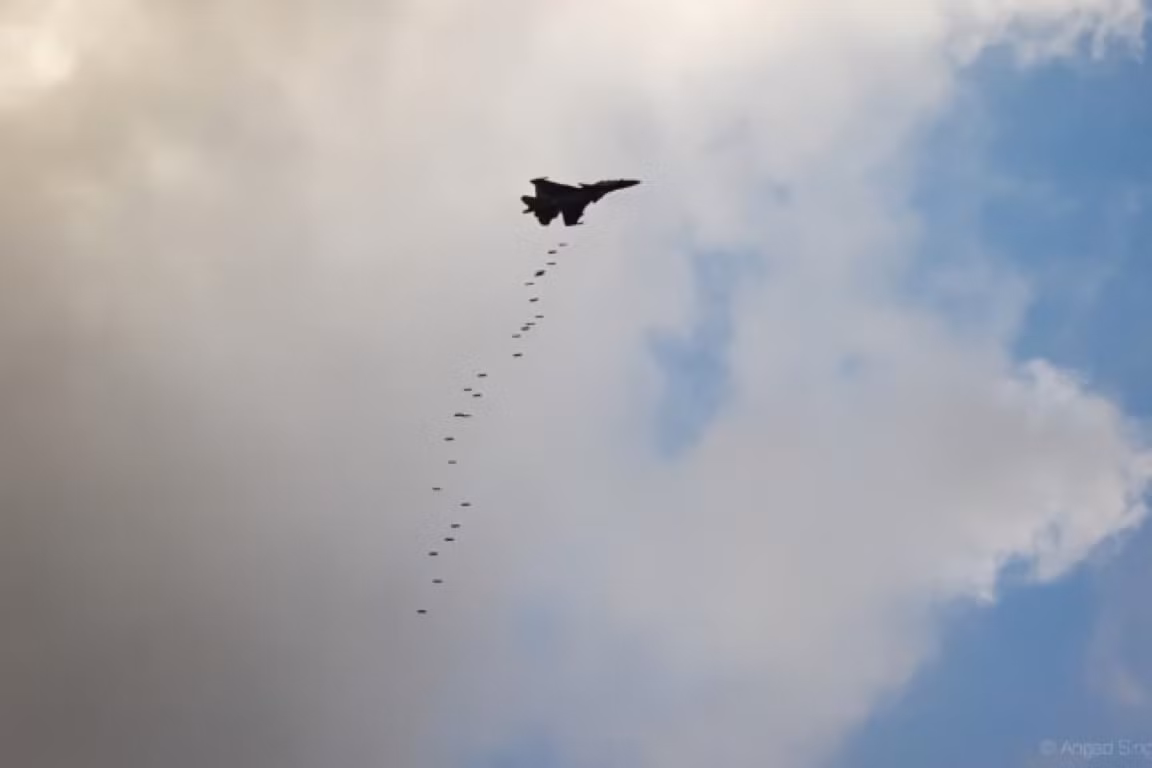 Tờ Avia của Nga vừa cho đăng tải hình ảnh máy bay Su-30MKI thực hiện màn thả bom tấn công mục tiêu, với số lượng bom được thả xuống cùng lúc lên tới 26 quả.