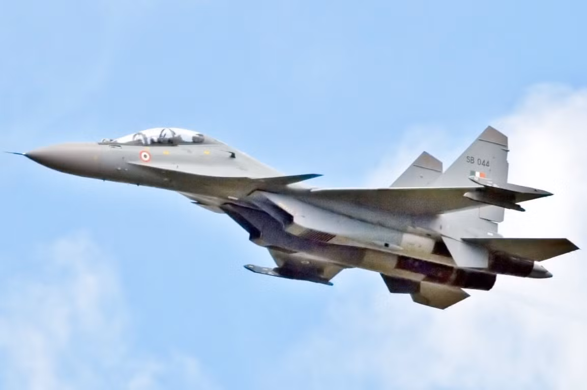 Còn với máy bay tiêm kích Su-30MKI, đây là loại chiến đấu cơ được Nga sản xuất dựa trên phiên bản Su-30 huyền thoại của lực lượng này.