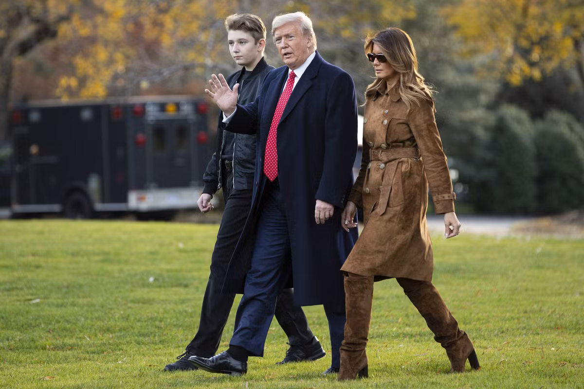 CNN dẫn lời một nguồn tin quen thuộc và khẳng định, Melania Trump "chỉ muốn về nhà". Thậm chí phu nhân Tổng thống Mỹ còn không mấy quan tâm tới việc ông Donald Trump có thể quay lại Nhà Trắng trong đợt bầu cử năm 2024 hay không.