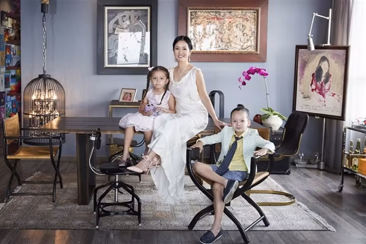  Diva Hồng Nhung từng sở hữu căn nhà vườn tuyệt đẹp tại TP.HCM. Tuy nhiên, sau khi ly hôn, cô cùng ba con chuyển tới sống trong một căn hộ chung cư cao cấp. Từng góc của căn hộ đều được diva chăm chút kỹ lưỡng.
