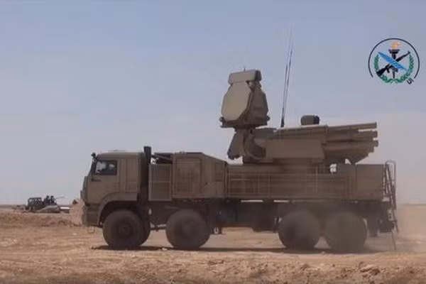 Hệ thống sử dụng radar bắt bám mục tiêu và theo dõi hai băng sóng 1RS2-1 có thể phát hiện mục tiêu ở cự ly 32-36km, theo dõi cách 24-28km với mục tiêu diện tích phản xạ radar 2m2.