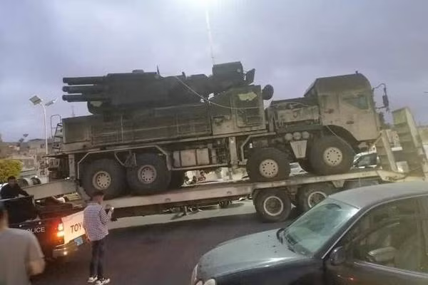 Được biết, tổ hợp phòng không Pantsir-S1 bị Mỹ thu giữ được Các tiểu vương quốc Arab Thống nhất (UAE) mua từ Nga, sau đó chuyển cho lực lượng Quân đội Quốc gia Libya (LNA) dưới quyền tướng Khalifa Haftar. Nó tham gia chiến dịch tấn công thủ đô Tripoli thuộc quyền kiểm soát của Chính phủ Quốc gia Lybia (GNA) được Liên Hợp Quốc thừa nhận và Thổ Nhĩ Kỳ hậu thuẫn quân sự.