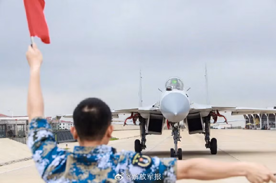 Truyền thông Trung Quốc vừa cho đăng tải một hình ảnh huấn luyện tiêm kích hạm J-15 của nước này. Điều đáng nói là ở góc bên phải khung hình, phần đuôi của một chiếc máy bay lạ, đã vô tình lọt vào ống kính.