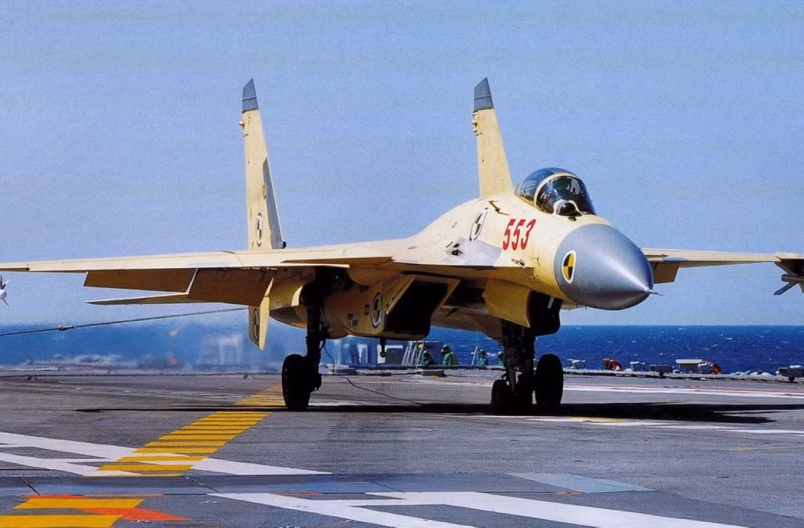 Tuy nhiên, J-15 lại không đạt được hiệu quả cao khi hoạt động trên tàu sân bay, do nó có trọng lượng rỗng quá nặng, khiến máy bay thường bị quá tải trọng, khi cất cánh từ tàu sân bay với đầy đủ trang bị vũ khí, hoặc đầy nhiên liệu.