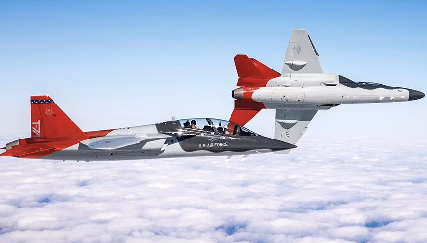 Chủ tịch Boeing Phantom Works Darryl Davis tuyên bố: "Loại máy bay T-7 Red Hawk của chúng tôi có thiết kế hiện đại, với cánh đuôi đôi cho phép cơ động tốt hơn cánh đuôi đơn, buồng lái hai người cung cấp tầm nhìn tốt cho phi công hướng dẫn, thân máy bay dễ dàng bảo trì".