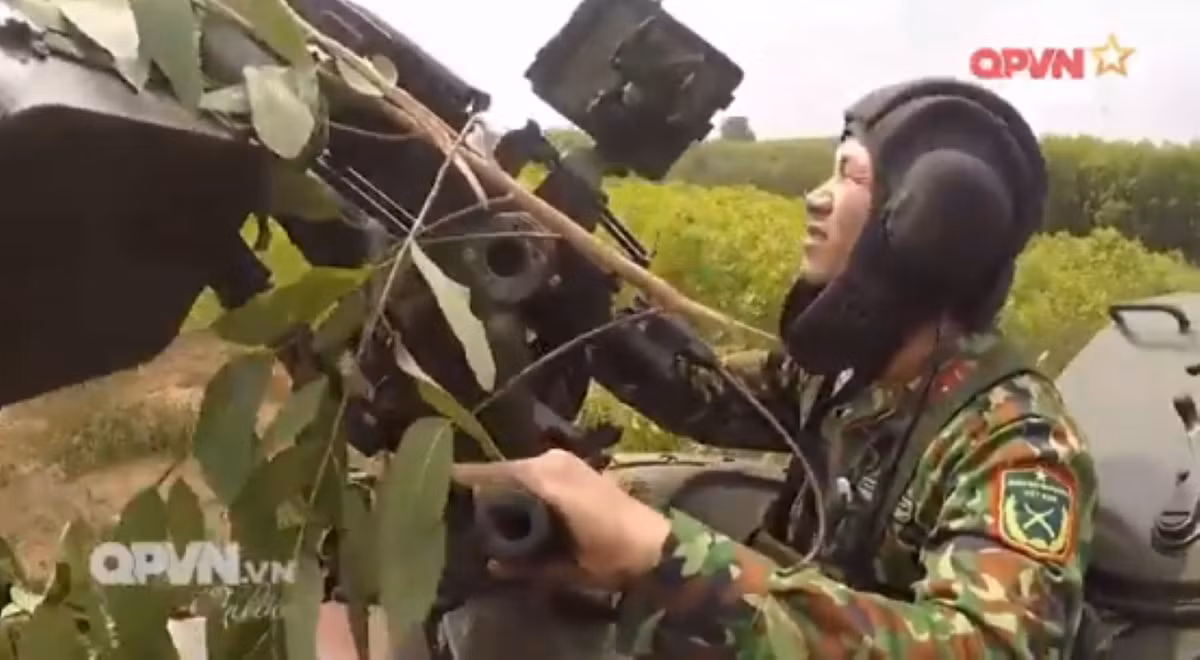 Chưa kể tới việc, hệ thống kính ngắm dành cho khẩu DShK cũng đã được nâng cấp, cho phép xạ thủ có khả năng tác xạ với độ chính xác cao hơn rất nhiều.