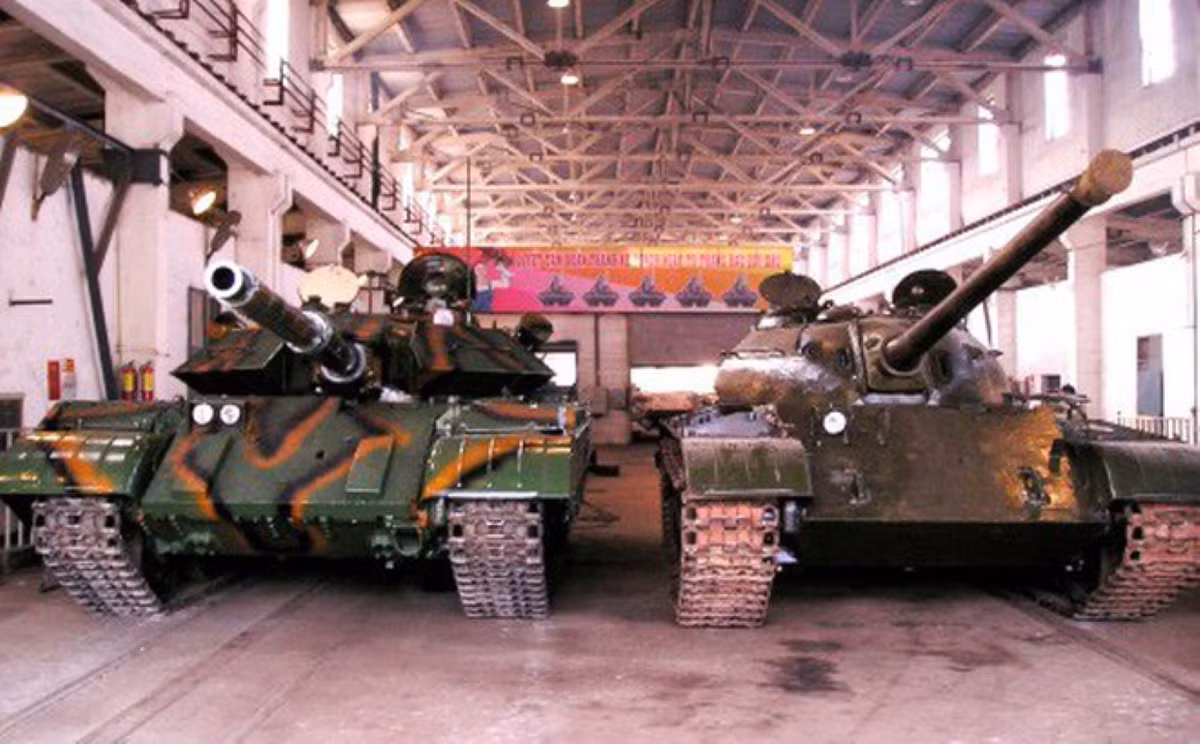 Xe tăng T-54M của Việt Nam trước và sau khi nâng cấp hệ thống giáp phản ứng nổ cùng nhiều thiết bị cảm biến tiên tiến khác. Nguồn ảnh: QPVN.