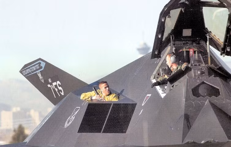  Chiến đấu cơ tàng hình F-117A vừa được huy động tham gia cuộc tập trận Red Flag 21-3 của Không quân Mỹ. Đáng chú ý ở chỗ đây đã là lần thứ hai chiếc Nighthawk xuất hiện trong khuôn khổ diễn tập.