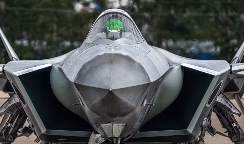 “Đối đầu F-15C và Typhoon, J-20 có diện tích phản xạ radar thấp nhưng hiệu suất kém hơn. Ngoài ra các tên lửa không đối không của J-20 khó có thể so sánh với vũ khí cùng loại của Mỹ, hay Meteor của châu Âu”, ông Bronk nói.