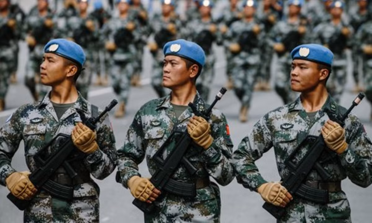 Giai đoạn từ năm 1998 cho tới năm 2006, quân số của lực lượng Quân đội Trung Quốc duy trì ổn định ở mức 3,4 cho tới 3,8 triệu quân. Thời kỳ này, Trung Quốc vẫn đang tập trung hiện đại hóa cho quân đội.