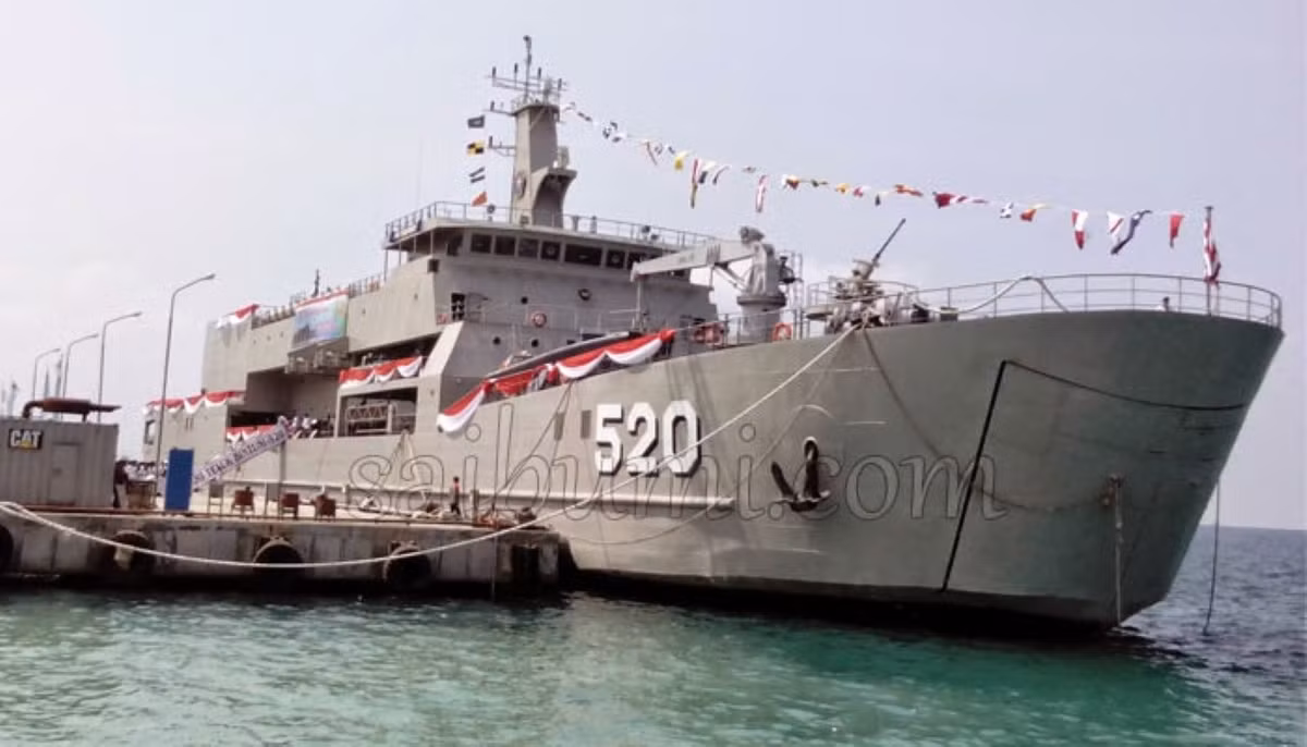 Chiếc KRI Teluk Youtefa vừa được Indonesia cho nhập biên được đóng theo thiết kế cải tiến, với chiều dài cơ sở của tàu là 120 mét. Các tàu trước đó của lực lượng này, đều đóng theo phiên bản có chiều dài 117 mét. Truyền thông nước này cho biết phiên bản 120 mét sẽ có nhiều cải tiến rõ nét hơn so với phiên bản cũ, nhưng khả năng vận tải vẫn gần tương đương nhau. Nguồn ảnh: Janes.