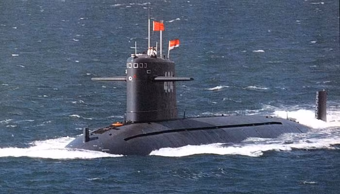 Nhằm ổn định tâm lý cho người lính, đặc biệt là lính tàu ngầm, các tàu ngầm hiện đại của Liên Xô trước đây luôn được bố trí "khu vui chơi giải trí" bên trong tàu, thậm chí có cả bể bơi, phòng xông hơi.