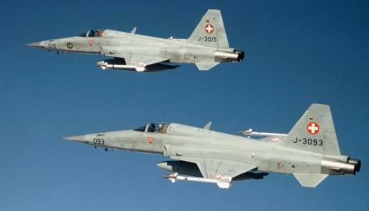 F-5E có phi hành đoàn một người, chiều dài của máy bay là 14,4m, sải cánh 8,13m, chiều cao 4,08m.