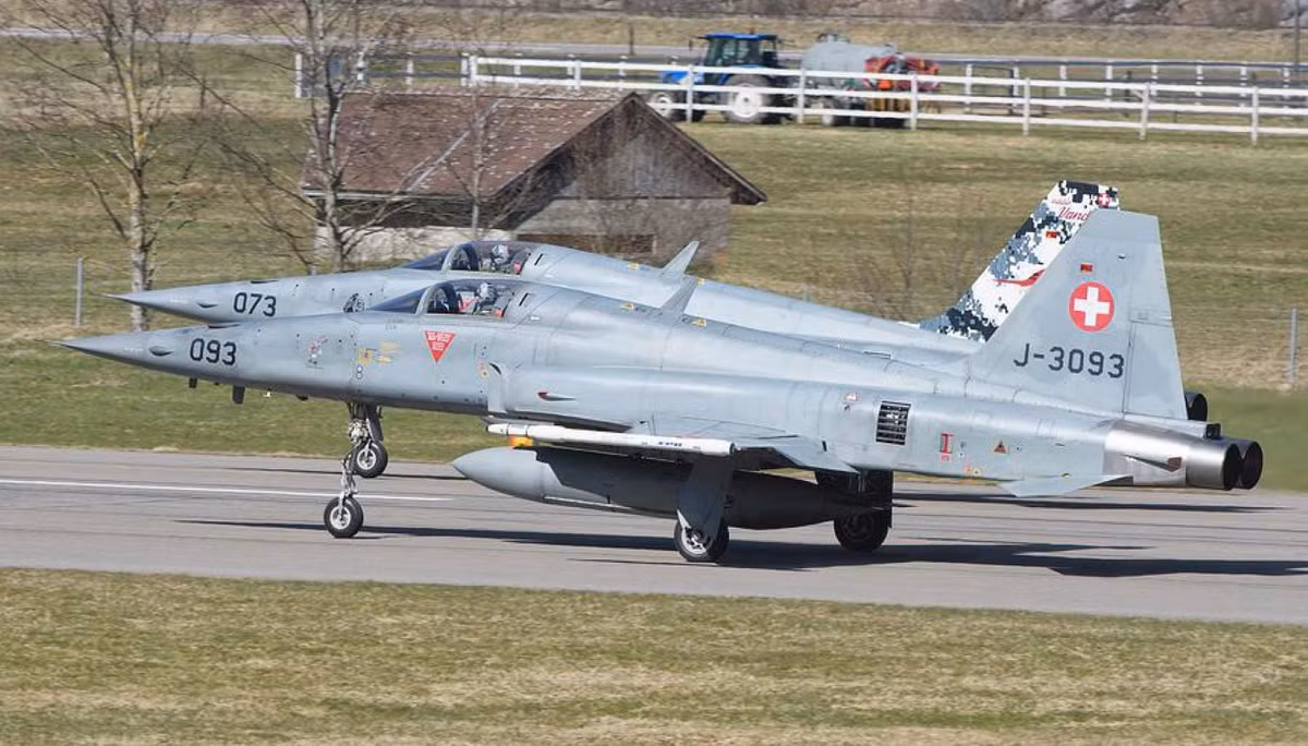 Chuyên gia Liên Xô qua nghiên cứu thử nghiệm cũng đánh giá rằng, trong cận chiến quần vòng, F-5E Tiger II giành được nhiều thắng lợi hơn trước MiG-21 bởi sự cơ động dễ dàng của một máy bay nhỏ nhẹ, với thiết kế khí động học tốt, hệ thống điều khiển ngắm bắn hiệu quả
