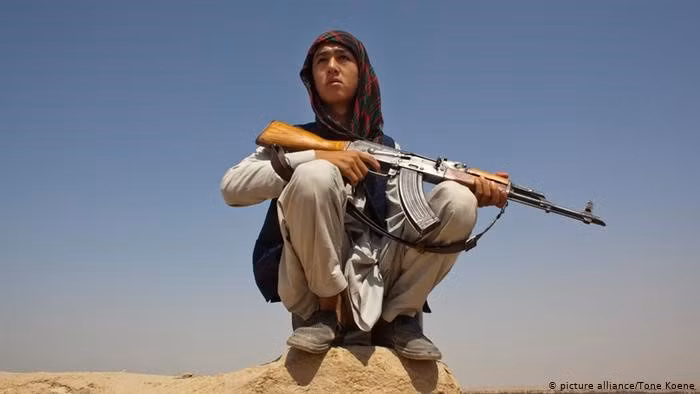 Về lý mà nói, các quốc gia láng giềng của Afghanistan đều có quan hệ ngoại giao với chính quyền nước này từ trước đó. Và việc Uzbekistan trả lại máy bay, trực thăng cho quân kháng chiến Afghanistan, cũng là diều dễ hiển.
