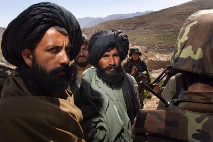 Chuyên gia quân sự của tờ Avia phân tích rằng, Taliban tỏ ra không ưa gì người láng giềng Uzbekistan, do quốc gia này đã đón nhận rất nhiều tàn quân của quân chính phủ Afghanistan cũ.